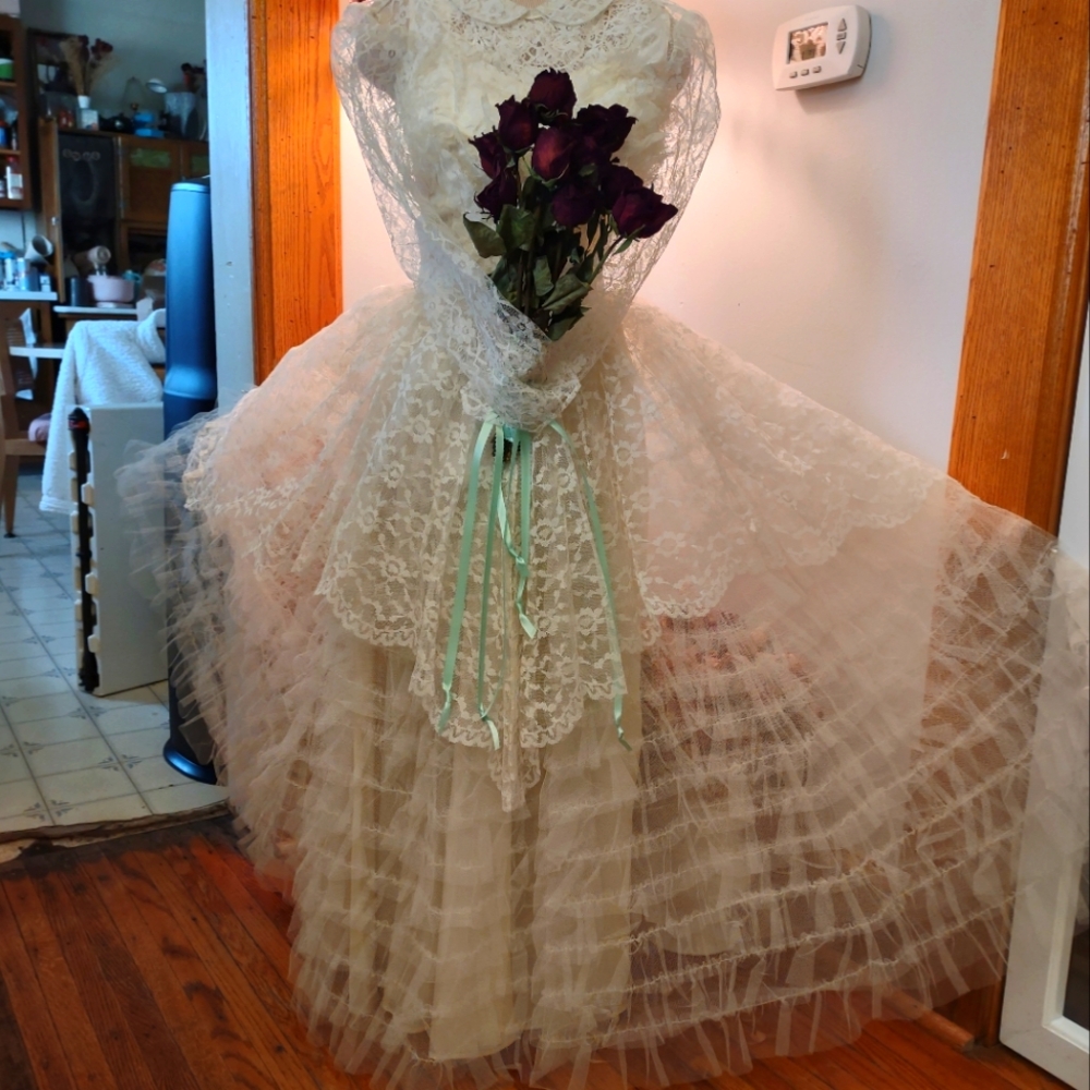 Elegant 1953 Vinrage Cream Lace Wedding Gown